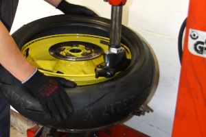 Motorradwerkstatt Lemgo, Reifenmontage, Reifenservice, Reifendienst, Reifen montieren, Radwechsel